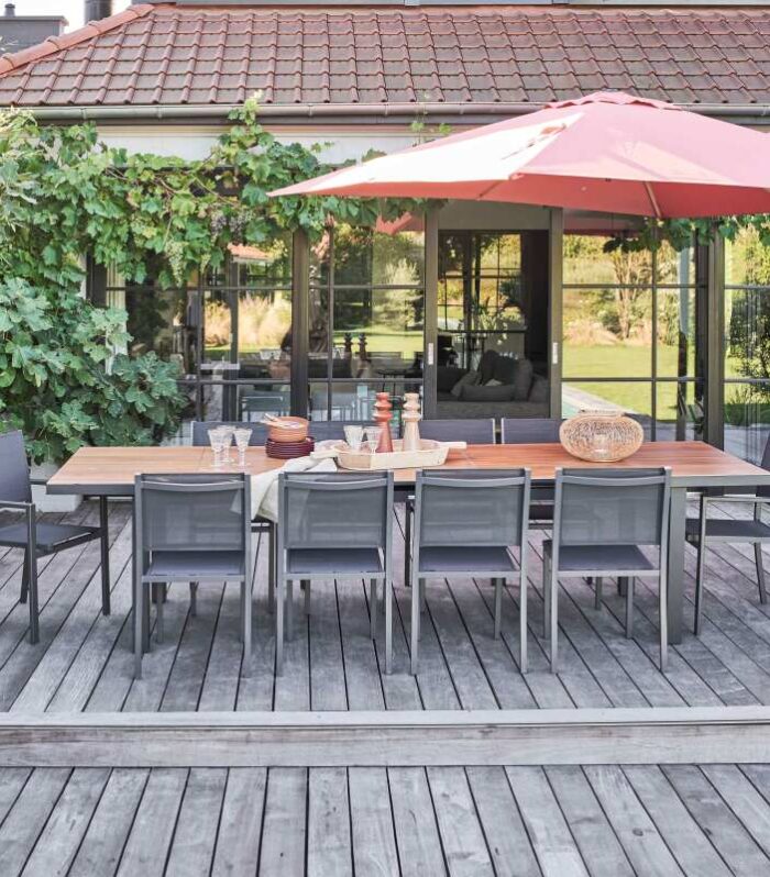 Mesa de jardín extensible de aluminio 256/320x100 cm y 10 sillas con reposabrazos de textilene